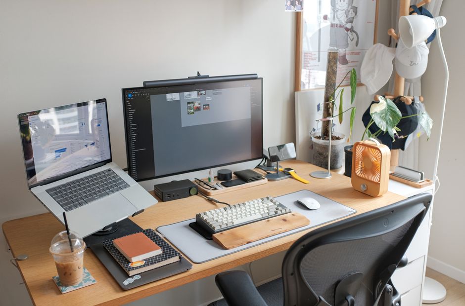Uredski setup s laptopom i monitorom