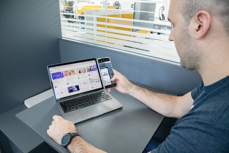 Čovjek koji koristi laptop i smartphone u modernom uredu
